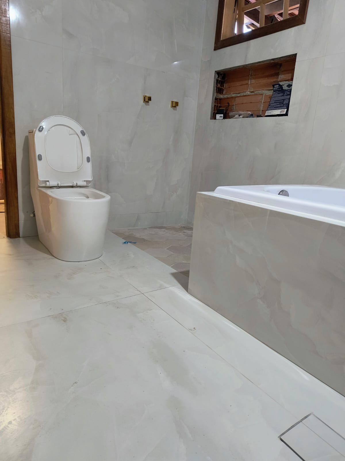 Revestimento porcelanato Portobello com banheira em fibra